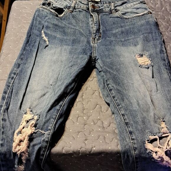 Fashion Nova distressed jeans size 9 - Picture 2 of 4